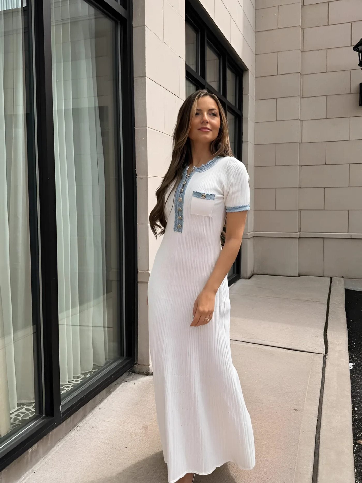 Élodie – Elegancka dzianinowa sukienka maxi z kontrastowym wykończeniem