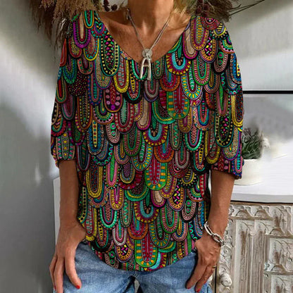 Assia – Elegancki, swobodny T-shirt z abstrakcyjnym nadrukiem