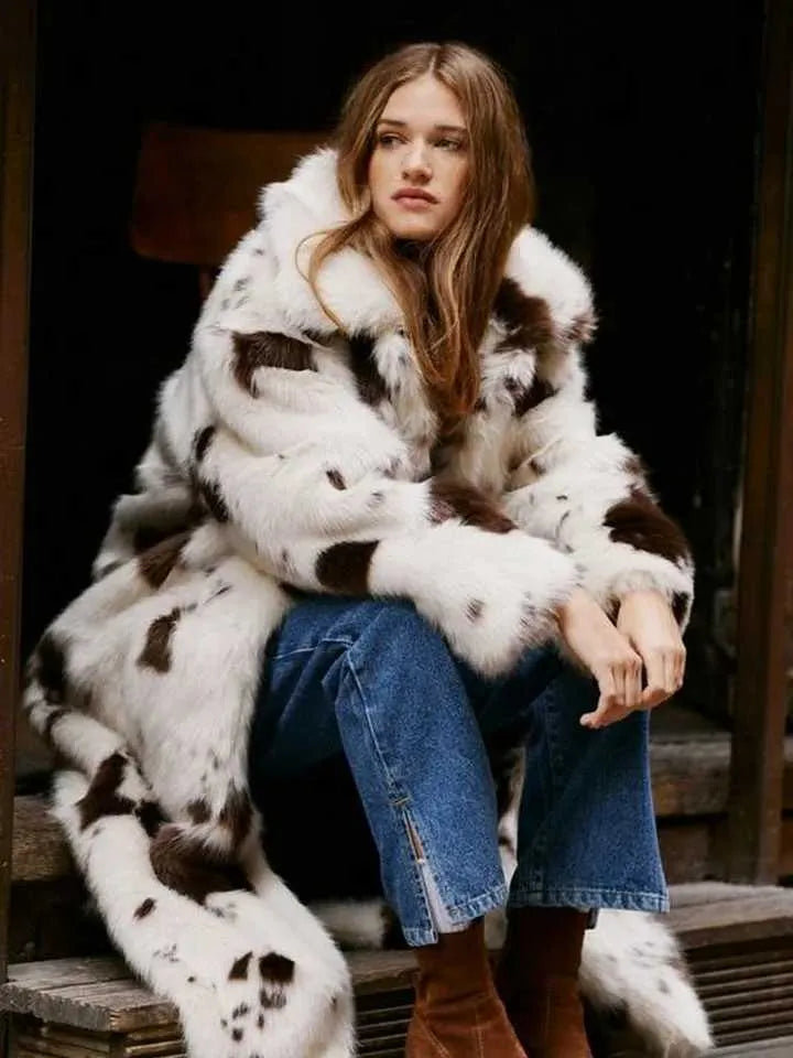 Aura - Gruby, ciepły płaszcz futrzany z nadrukiem krowim 