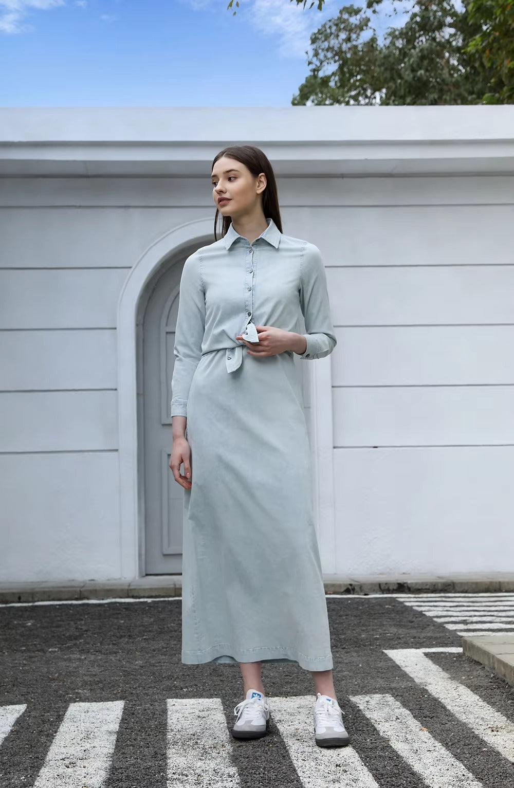 Mia - Lekka bluzka z denimu z kopertowym dekoltem i sukienka typu slip dress