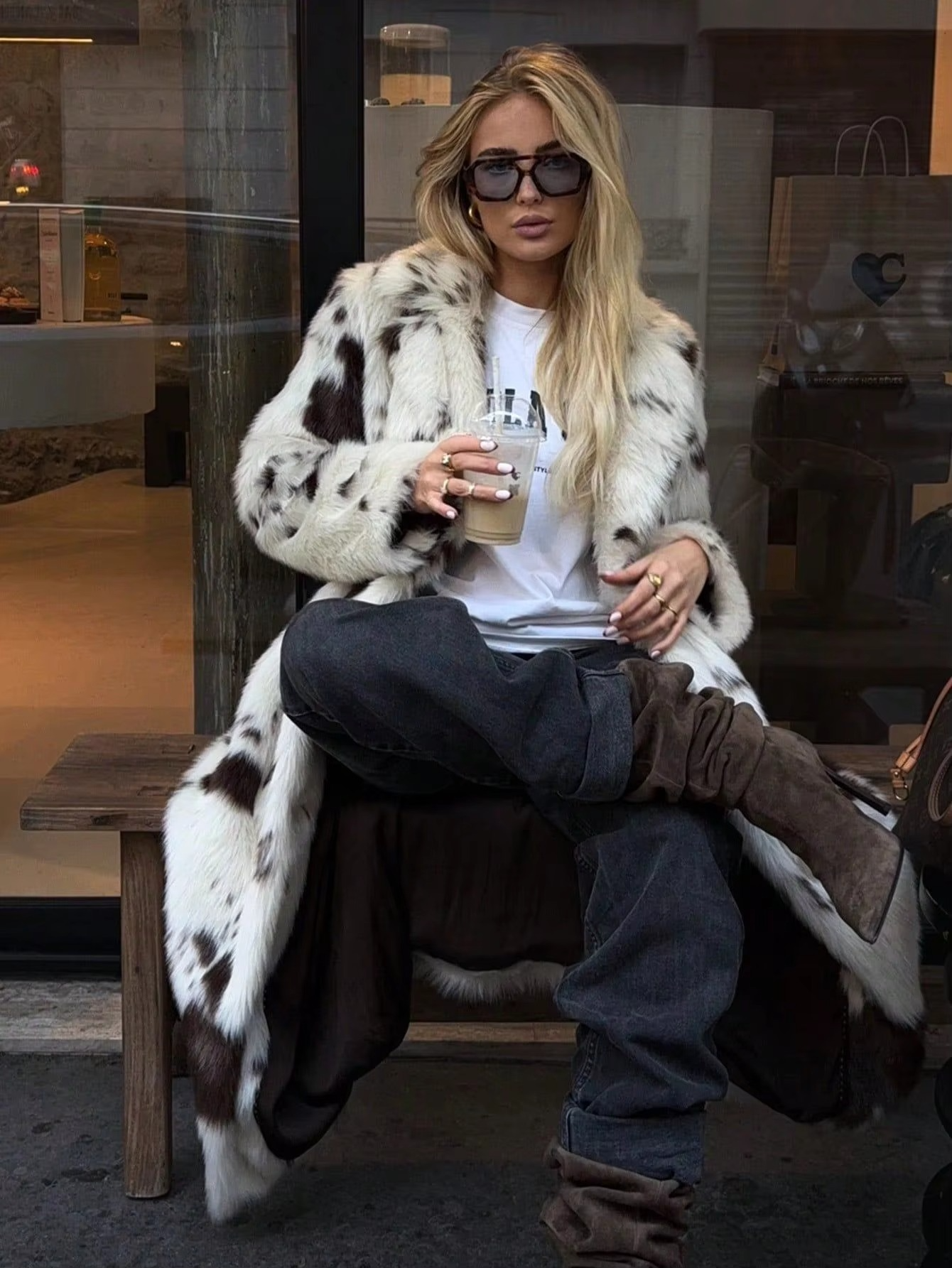 Aura - Gruby, ciepły płaszcz futrzany z nadrukiem krowim 