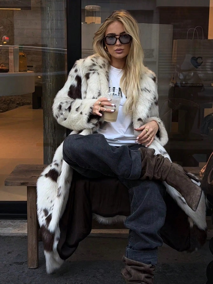 Aura - Gruby, ciepły płaszcz futrzany z nadrukiem krowim 