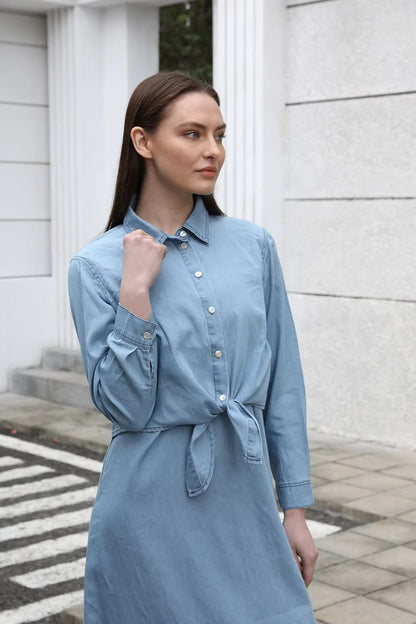 Mia - Lekka bluzka z denimu z kopertowym dekoltem i sukienka typu slip dress