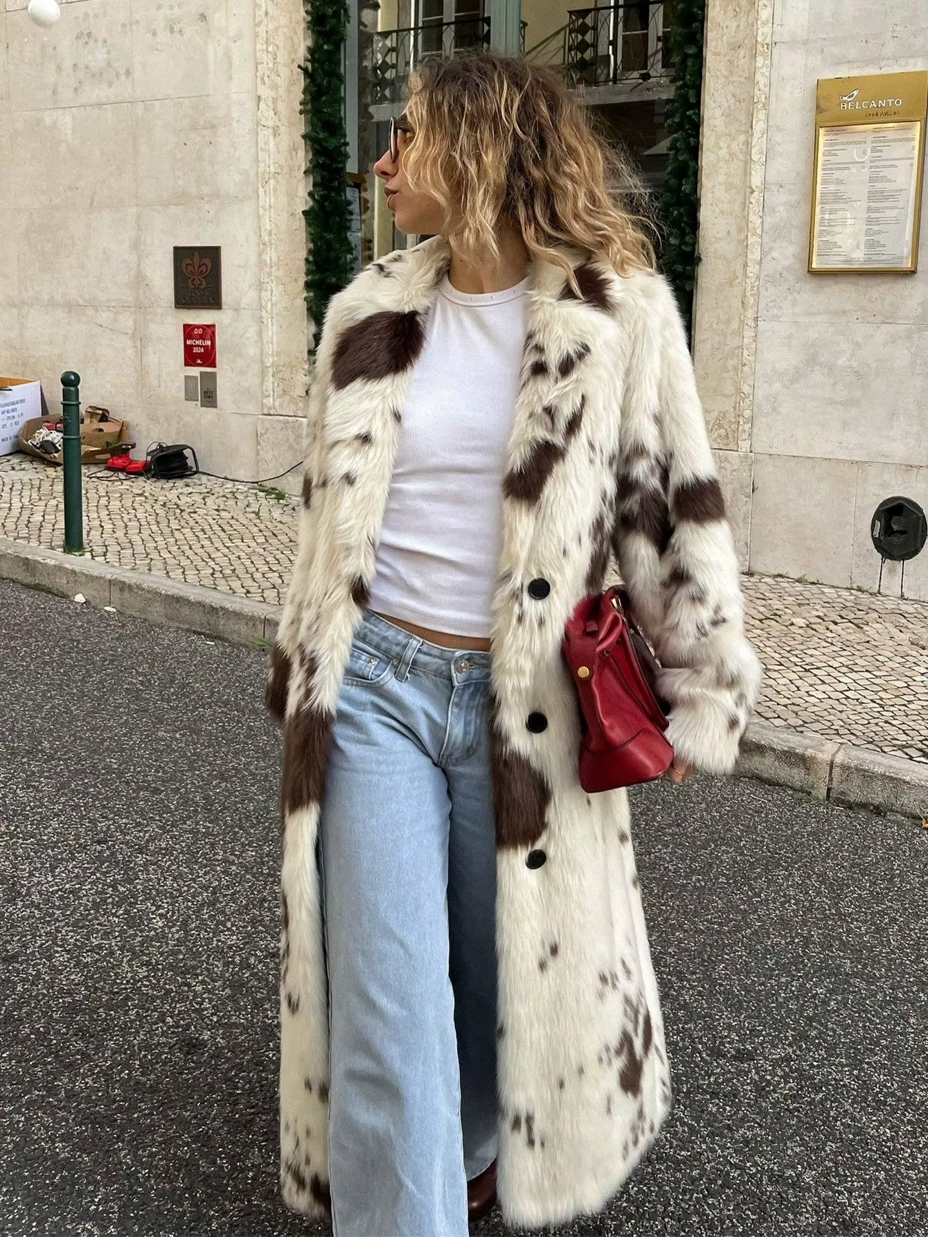 Aura - Gruby, ciepły płaszcz futrzany z nadrukiem krowim 