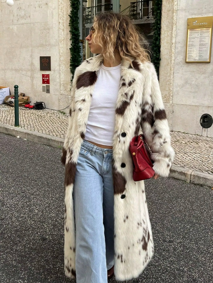 Aura - Gruby, ciepły płaszcz futrzany z nadrukiem krowim 