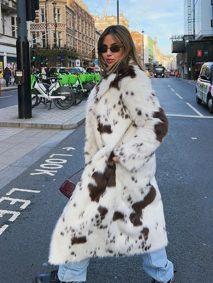 Aura - Gruby, ciepły płaszcz futrzany z nadrukiem krowim 